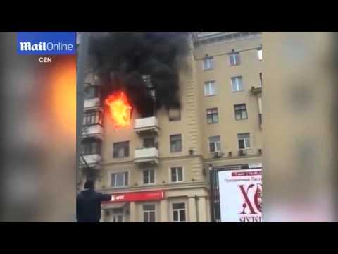 فيديو لحظة احتراق امرأة حية داخل مبنى مشتعل