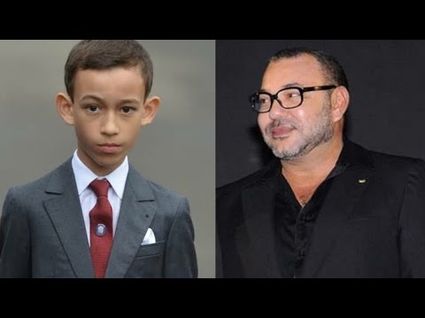 شاهد عندما صحح الملك محمد السادس  خطأ ابنه 