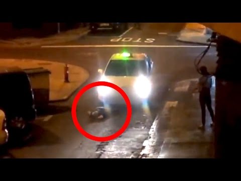 شاهد تاكسي ينهي استراحة رجل على الطريق بطريقة دموية