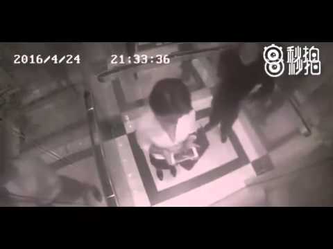 إمرأة تضرب رجلًا ضربًا مبرحًا داخل المصعد