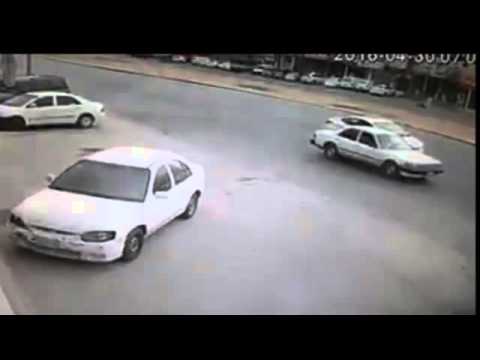 بالفيديو اصطدام عنيف في الرياض وهروب المتسبب في الحادث