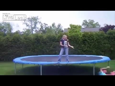 بالفيديو شاهد فتاة تتعرض لسقطة محرجة أثناء تصوير مقطع فيديو