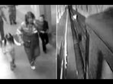 بالفيديو سيدة تلقي نفسها مع طفلتيها أمام المترو