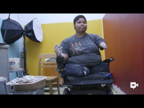 شاهد فنانة تقهر المستحيل رغم ولادتها بدون أرجل وبيد واحدة