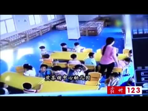 شاهد لقطات صادمة لمعلمة تضرب أطفالا وتسحلهم