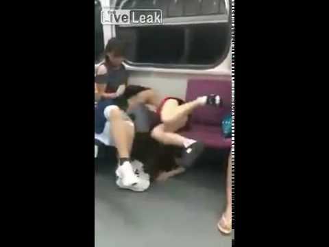 بالفيديو موقف محرج لفتاة حسناء داخل عربة المترو