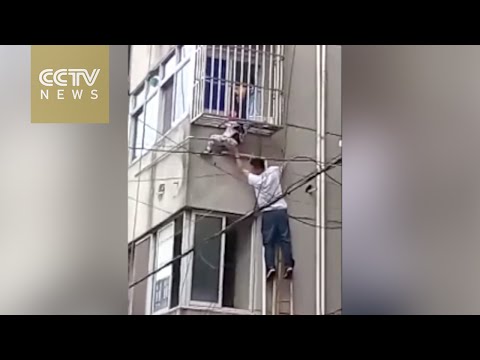 بالفيديو المارة ينقذون طفلا تعلق من رقبته بالطابق الثالث