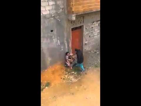 شاهد رجل يعتدي على زوجته