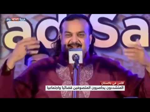 شاهد عشرات الآلاف يشيعون منشدًا صوفيًا اغتالته طالبان باكستان