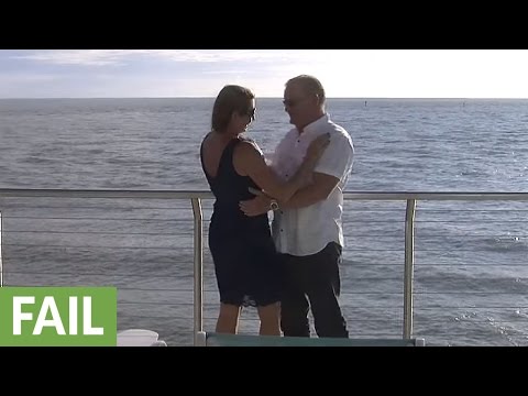 رجل يسقط خاتم الزواج في المياه أمام حبيبته