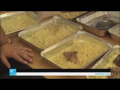 شاهد مبادرة لإعداد إفطار للصائمين والفقراء خلال شهر رمضان
