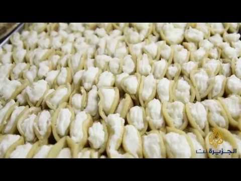 بالفيديو المقدسي نظمي أبو صبيح يعمل 60  عاما بمهنة تصنيع القطايف