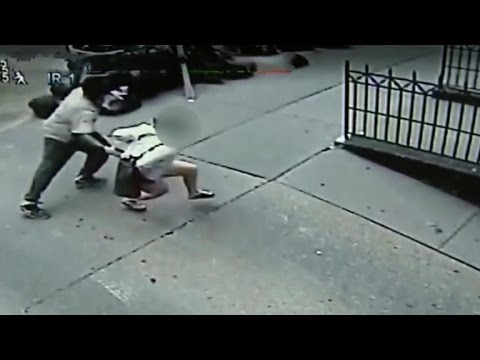 شاهد رجل يضع أكياس براز في ملابس النساء