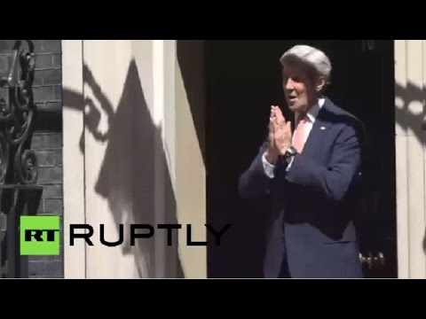 جون كيري يرتطم بباب مبنى الحكومة البريطانية