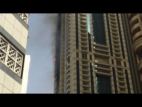 شاهد حريق في برج سكني في دبي