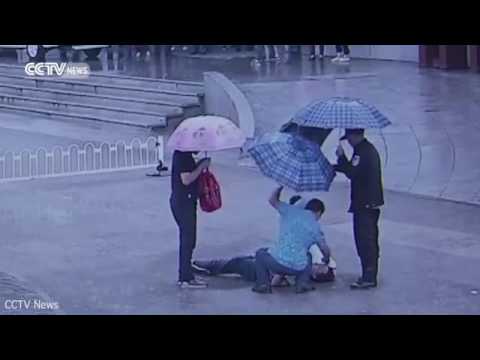 شاهد شجاعة ممرضة تنقذ حياة مريض