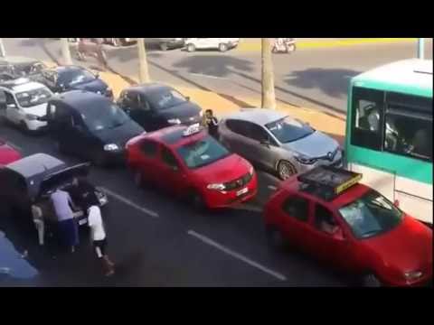 بالفيديو سرقة في وضح النهار عند الإشارة الضوئية الحمراء