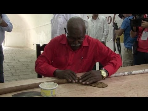 بالفيديو سيغار بطول 90 مترا لمناسبة العيد التسعين لفيدل كاسترو