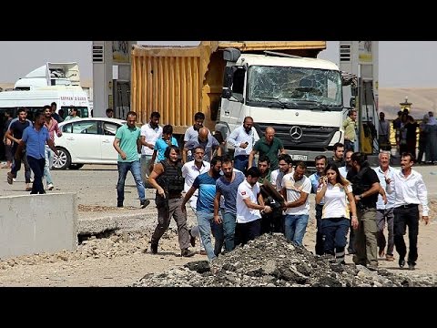 بالفيديو ستة قتلى في انفجار سيارة مفخخة في جنوب شرق تركيا