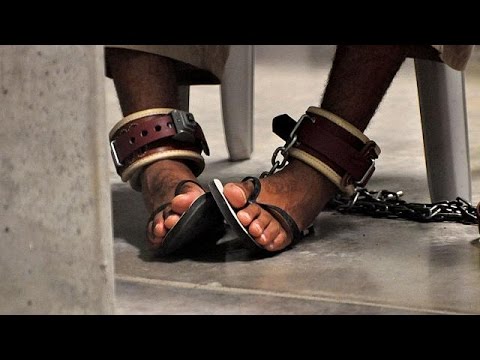 شاهد ترحيل 15 معتقلًا من غوانتانامو إلى الإمارات