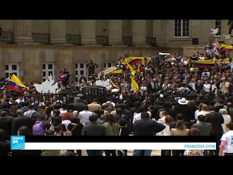 بالفيديو الكولومبيون يحتفلون بتوقيع اتفاق سلام تاريخي بين الحكومة والفارك