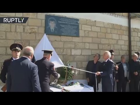 بالفيديو مراسم إحياء ذكرى شرطي بطل في داغستان
