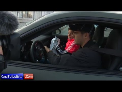 بالفيديو موراتا يصطحب مشجعًا صغيرًا في سيارته ويمنحه هدية ثمينة
