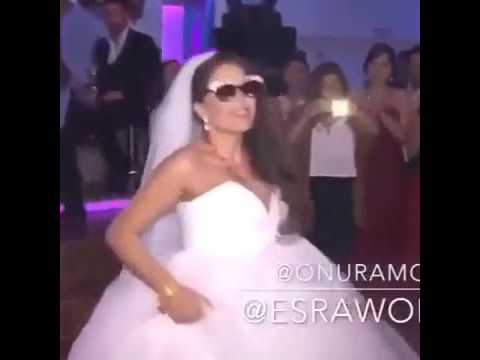 بالفيديو رقصة مجنونة لعروس أمام عريس يدخن النارجيلة