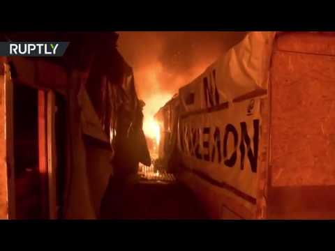 بالفيديو حريق كبير في الجزء الشماليّ من مخيم كاليه للمهاجرين في فرنسا