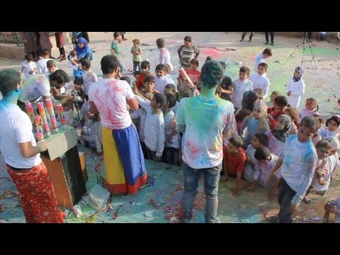 شاهد كرنفال الألوان في أطمة للترفيه عن الأطفال النازحين من داريا