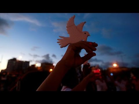 شاهد الرئيس الكولومبي يُعلِق المباحثات مع جيش التحرير الوطني الماركسي