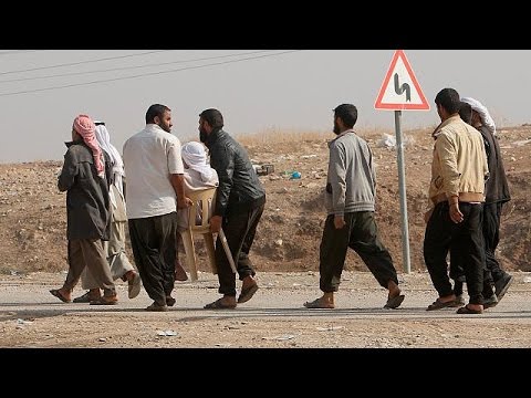 شاهد لاجئون عراقيون تقطعت بهم الطرق في الصحراء السورية