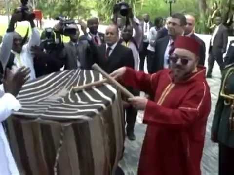 شاهد الملك يقرع الطبول في تنزانيا