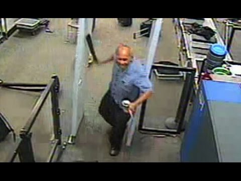 شاهد مسلح يهاجم المسافرين بسيف في أحد المطارات الأميركية