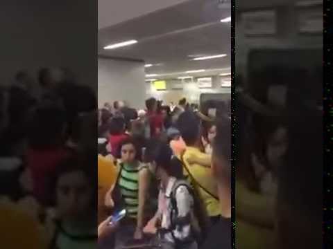 بالفيديو مسلم يتقاتل مع الشرطة بعد نزعها لنقاب زوجته