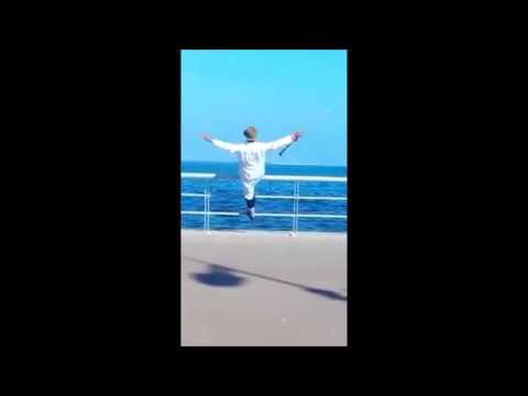 شاهد  شخص يحاول الانتحار في كورنيش الناظور