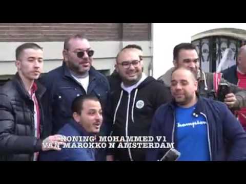 بالفيديو  الملك محمد السادس ينزل إلى الشارع ويلتقط الصور مع المواطنين