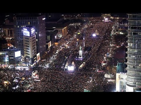 شاهد مظاهرة ضخمة للمطالبة بتنحي الرئيس بارك غوينهي