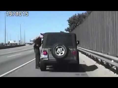 شاهد  سيّدة مخمورة تدهس شرطيًا وتتسبب في انقلاب سيارة أخرى 