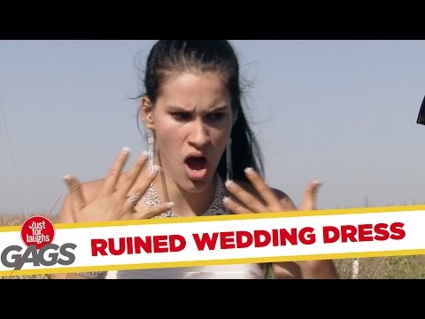 فتاة تصيب المارة بالفزع بسبب فستان زفافها