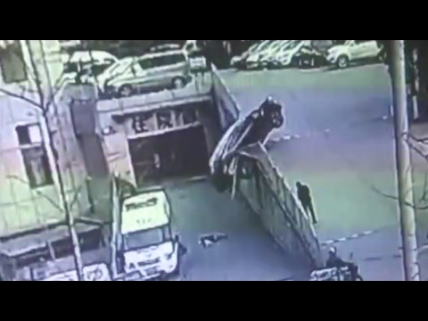 نجاة أم وأبنها من حادث سيارة بشكل غريب