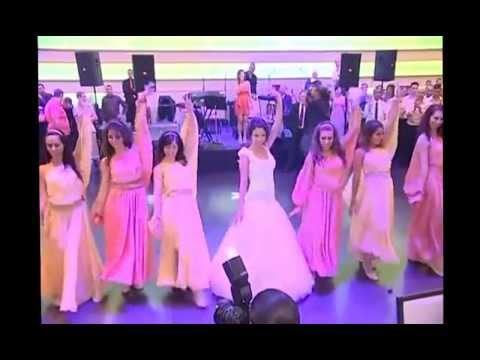 بالفيديو عروس مذهلة تُبهر الحضور برقصة ساحرة مع صديقتيها