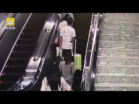 فتاة تنتقم من متحرّش بصفعه وسحله على سلم كهربائي