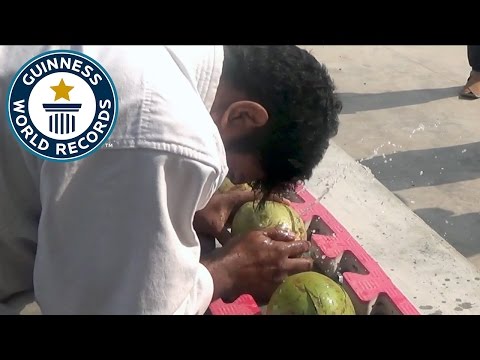 باكستاني يحطم الرقم القياسي في تحطيم جوز الهند برأسه