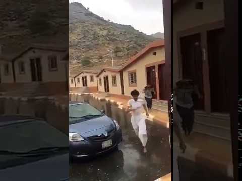 بالفيديو سعوديان خرجا للاستمتاع بالمطر فصعقا بالبرق