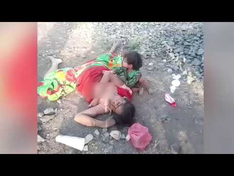 شاهد طفل يحاول إيقاظ والدته القتيلة