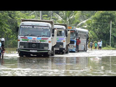 شاهد الأمطار الغزيرة تتسبب في انهيارات أرضية