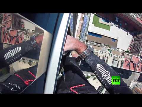 الرجل العنكبوت الفرنسي يتسلق مبنى بارتفاع 115 مترًا