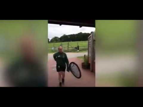 شاهد لحظة هروب قرد من حديقة حيوان وسط زوارها