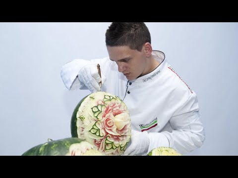 شيف بدرجة فنان يعمل على تشكيل الفواكه والخضروات